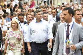 Dubrovački - Borut Pahor je oduševljen, snima selfije. Milanović pozdravlja  okupljene i maše svima, a gradonačečnika Mira Bulja ljudi grle i ljube.  Ipak najveći pljesak u Sinju dobio je naš Lukša Jakobušić!
