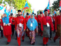 'pi la balik peringat diri sendiri kenapa kamu kalah pru14' tun m bidas zahid loghat kedah. Highlight Warna Warni Hari Penamaan Calon Pru14 Semasa Mstar