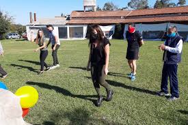 Los juegos recreativos son actividades de variado carácter que lleva a cabo un individuo o un grupo de personas con el objetivo de divertirse, entretenerse y disfrutar de la actividad misma. Deportes Recreativos Para Los Adultos Mayores Alta Competencia
