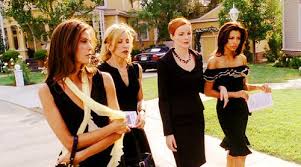 Now she's taking us into the lives of her family, friends and neighbors, commenting from her elevated p.o.v. Desperate Housewives Screencaps Desperate Housewives Housewife Desperate