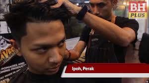 Kedai gunting rambut ini dimiliki oleh joe flizzow, seorang bekas anggota kumpulan hip hop yang terkenal di malaysia, iaitu too phat. Kedai Gunting Eroll Tiru Gaya Amerika Dan Eropah