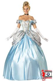 Vestito da principessa azzurro con grande e lunga gonna