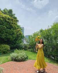 ในภาพอาจจะม หน งคนข นไป ผ คนกำล งย น ท องฟ า ต นไม สถานท กลางแจ ง และธรรมชาต fashion pants girl fashion