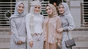 Bahkan desain, corak dan motifnya pun sudah semakin penasaran dengan inspirasi model baju brokat terbaru di tahun ini ? 4 Inspirasi Model Baju Atasan Brokat Untuk Jadi Bridesmaid Simpel Tapi Tetap Anggun