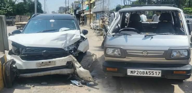 जबलपुर में बड़ा सड़क हादसा: बच्चों से भरी स्कूल वैन पलटी, 11 बच्चे घायल - ntvtime.com