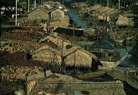 Nhạc Vàng - Đây xóm nghèo quê tôi khi nắng lên Hương lúa ngọt tình quê thêm  trìu mến Đôi bướm vàng nhởn nhơ khi quyến luyến Và cô gái làng ngẩn