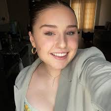 Mia Henderson's Instagram, Twitter & Facebook