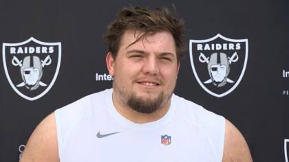 Offensive lineman Jackson Powers-Johnson, do AI tạo