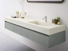 Mobile Bagno Di Colore Grigio Con Lavabo Da Incasso Di Ceramica Bianca Accessori Di Design Appoggiati Bagni Moderni Arredamento Bagno Arredamento
