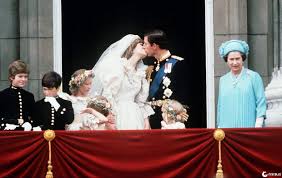O divórcio foi finalizado quatro anos depois, em 28 de agosto de 1996. Uma Fatia De Bolo Do Casamento Do Principe Charles E Princesa Diana Minilua