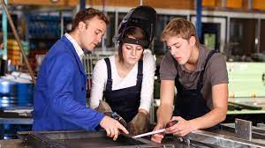 Les horaires, le salaire, etc. Le Systeme D Apprentissage Suisse En Question Radio Play Rts