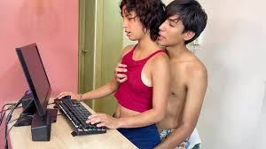 utangaç üvey kız kardeşim bilgisayarımla oynarken büyük yarrakumu  hissettiriyorum. Porno 7DAK farkıyla izle