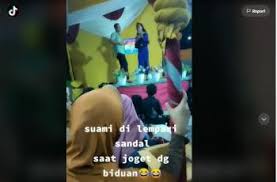 / we would like to show you a description here but the site won't allow us. Lihat Suami Asyik Joget Bareng Biduan Istri Gercep Lempar Sendal Hitekno Com