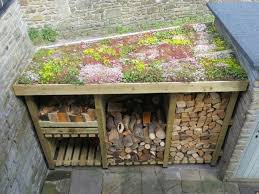Diy Sedum Log Store Dach In 2020 Aufbewahrung Garten Holz Im Garten Brennholz Lagerung
