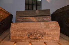 Erkennt die an, die sich für euch abmühen und in der gemeinde des herrn verantwortung übernehmen, um euch den rechten weg zu zeigen. Freier Blick Auf 30 Historische Sarge In Der Kirche Danischenhagen