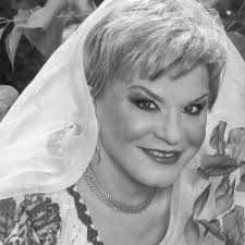 Ce cantareata a murit acum 5 ore in momentul acesta nu a murit nicio cantareata cantaret actor sau alt vedetă obosit obosită de la tv. Ghidul Aradean