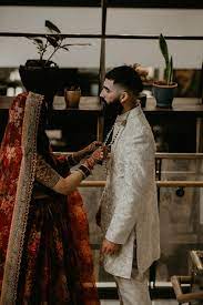 Rich Toned Modern Indian Wedding At Valentine Dtla Junebug Weddings Indian Wedding Receptions Modern Indian Wedding Indian Wedding