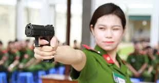 Học viên Cảnh sát bắn súng, luyện võ trong nắng hè chói chang