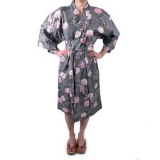 Les détails de la pièce sont soulignés par de délicates surpiqûres or. Happi Kimono Traditionnel Japonais Noir En Coton Fleurs De Cerisiers Sakura Sur Motifs Nuages Pour Femme