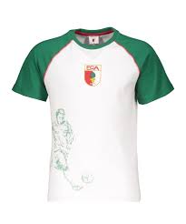 In dieser kategorie findest du fc augsburg bettwäsche, duschtücher, handtücher, einen fca gartenzwerg, badeenten, poster, stifte, sticker, wimpel, lätzchen, gläser, grillset, usb sticks und vieles mehr. Fc Augsburg Comic T Shirt Kinder Weiss Grun Fan Shop Replica