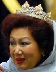 For faster navigation, this iframe is preloading the wikiwand page for tengku anis binti almarhum tengku abdul hamid. Tiara Mania Queen Anis Of Kelantan S Diamond Tiara