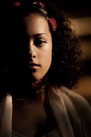 Kari Wray's Instagram, Twitter & Facebook