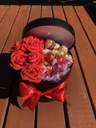 Ferrero Lindor Hatbox Chocolate Bouquet Flower Hatbox Etsy In 2021 Flower Bouquet Diy Chocolate Flowers Bouquet Chocolate Bouquet