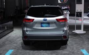 The highlander makes up for it with three more inches of leg room up front, with 44.2 inches compared to 41.2 inches. Comparison Toyota Highlander Hybrid Xle 2018 Vs Buick Enclave Avenir 2019 Suv Drive
