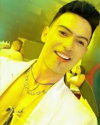 And how do you dress for these end of year parties... Don't forget to look  elegant!!!#december #christmas #christmasiscoming #christmastree #blue  #black#white #holiday #ellegance #elegant #people #world #energy