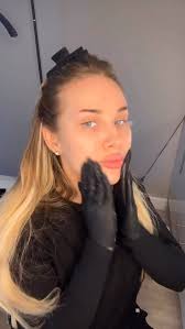 What are the benefits of microneedling?, Microneedling can help improve the  appearance and texture of your skin. It can minimize stretch marks, scars,  wrinkles and other skin concerns., It doesn’t ...