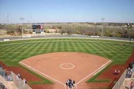 Lapangan kasti memiliki bentuk persegi panjang, biasanya dimainkan di areal yang luas, tujuannya agar ketika berlari tidak ada yang menghalangi, karena pemukul harus belari dengan kencang agar. Ukuran Lapangan Kasti Disertai Gambar Dan Penjelasan Lengkap