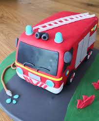 Mit Trara Und Tatutata Ins Neue Jahr Feuerwehr Auto Torte Cupcake Hexerl Auto Torte Auto Kuchen Kindergeburtstag Feuerwehr Kuchen Kindergeburtstag
