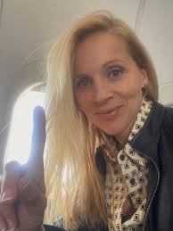 Sara Stender Delaney (@sdelaneyglobal)