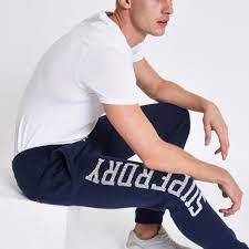 Homme Superdry – Pantalon de jogging imprimé logo Bleu | River Island  Pantalons de survêtement > Infosplage