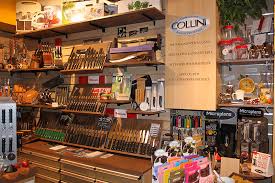 Para ello recluta una banda de ocho personas que reúnen un único requisito, ninguno tiene. Arredamento Negozio Di Casalinghi Arredo Negozio Articoli