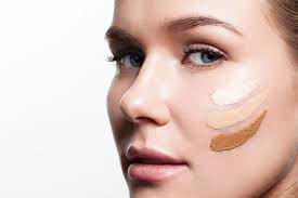 Auch hier sollten einige dinge beachtet werden. Make Up Foundation So Einfach Findet Ihr Den Richtigen Farbton Brigitte De