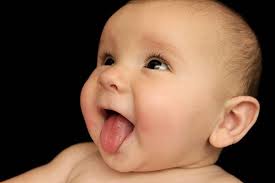 Boca Bebe Saca Lengua Meses La Aversión De Su Bebé A Alimentarse Con  Biberón De Rowena