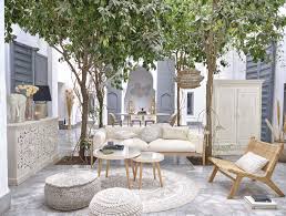 White Glass Nesting Tables With Engraved Designs Kayla Maisons Du Monde Nel 2020 Tappeti Rotondi Divano 4 Posti Mobili Corridoio