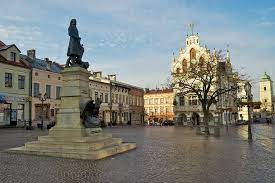 Jest to nierównomierny czworobok o wymiarach około 100 metrów na 50 metrów. Rynek Rzeszow Rynek Rzeszow Rynek W Rzeszowie James Pfeffer Flickr