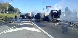 En la moto iban dos. Impactante Choque Triple Incendio Y Milagro En Plena Panamericana Cronica Firme Junto Al Pueblo