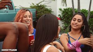 Kalin Kolu Icine Alan Lezbiyen Agizlari Acik Birakiyor Seknam Porno