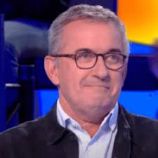 À prendre ou à laisser (take it or leave it) is the french version of deal or no deal. Christophe Dechavanne Va Presenter A Prendre Ou A Laisser Sur C8