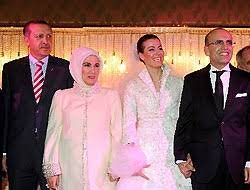 Maliye bakanı şimşek ile eşi anlaşarak boşandı. Simsek In Dugunune Kabine Sahit