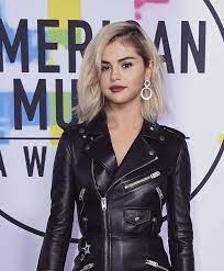 Selena gomez hit all the right style notes while at the vax live concert in california. Selena Gomez S New Platinum Blonde Hair Steals The Show At The 2017 American Music Awards Vogue