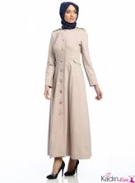 Modanisa Krem Rengi Tesettur Pardesu Modelleri Kadinlive Com Basortusu Modasi Moda Stilleri Model