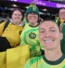 Selfies with Clare Hunt and Courtney Nevin 💛💚
