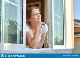 La mujer en la ventana de a.j. Hermosa Chica Mirando Por La Ventana La Mujer En La Ventana Un Calido Dia Soleado Foto De Archivo Imagen De Vida Feliz 168182274