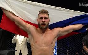 Attila végh v brně sundá rukavice a spolu s jirkou procházkou, kterého brzy čeká premiéra v ufc, pobaví své fanoušky. Vykon Vecera Patri Prochazkovi Odnasi Si Bonus 50 000 Dolaru Oezdemir Reaguje Sportyzive