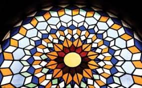 الزجاج الملون عاشق ومعشوق ضوء الشمس فكر وفن البيان