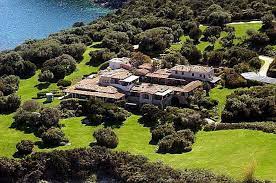 Il cavaliere entra per la prima volta a villa grande, ex dimora del regista, suo grande amico, franco zeffirelli. Berlusconi Ferienresidenz Mit Disneyland Stimmung